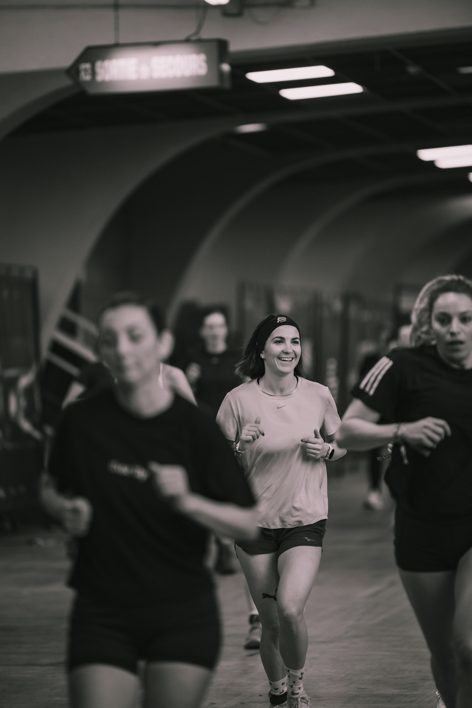 Photographe sportif capturant un athlète en pleine action lors d'un événement sportif