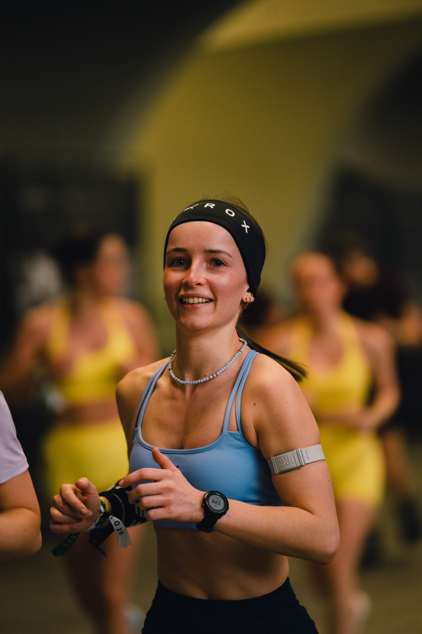 Photographe sportif capturant un athlète en pleine action lors d'un événement sportif