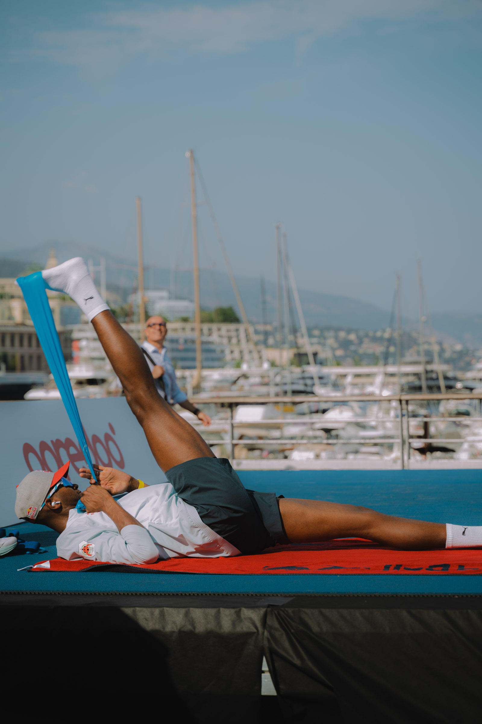 Photographe sportif capturant un athlète en pleine action lors d'un événement sportif
